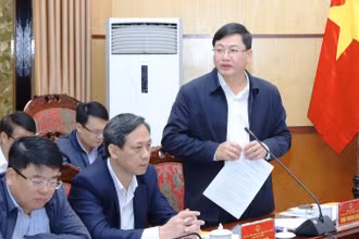 Phó Chủ tịch Ủy ban nhân dân tỉnh Thanh Hóa Mai Xuân Liêm phát biểu tại phiên họp.