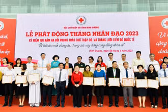 Các đại biểu trao tặng hoa và bảng tri ân Tấm lòng vàng cho các cơ quan, đơn vị, doanh nghiệp, nhà hảo tâm.