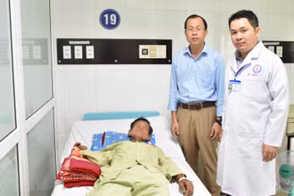 Bác sĩ CKII Lâm Ngọc Phước và Bác sĩ CKI Ngô Hoàng Hơn thăm bệnh nhân.