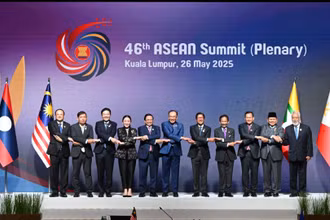 Các nhà lãnh đạo bắt tay kiểu đặc trưng ASEAN. (Ảnh: Ban Tổ chức ASEAN 46)