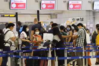 Hành khách làm thủ tục tại sân bay Don Muang, Bangkok. (Ảnh: Bưu điện Bangkok)