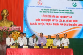 Lễ ký kết hợp tác giữa TP Hồ Chí Minh và tỉnh Vĩnh Long. (Ảnh: BÁ DŨNG)