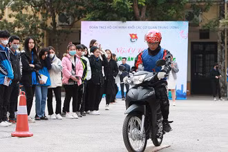 Sinh viên hào hứng trải nghiệm các hoạt động tại chương trình.