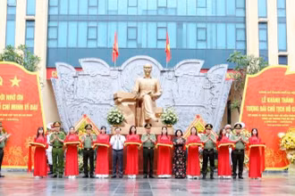 Khánh thành tượng đài Chủ tịch Hồ Chí Minh đặt tại trụ sở Công an thành phố Hà Nội.