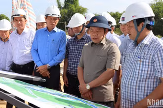 Chủ tịch Ủy ban nhân dân tỉnh Quảng Ngãi Đặng Văn Minh kiểm tra hiện trường dự án Trung tâm Y tế huyện Sơn Tịnh.