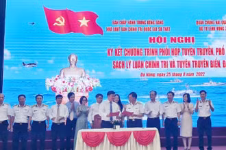 Ký kết Chương trình phối hợp trong tuyên truyền, phổ biến sách lý luận chính trị và tuyên truyền về biển, đảo giữa Nhà xuất bản Chính trị quốc gia Sự thật và Bộ Tư lệnh Vùng 3 Hải quân. 