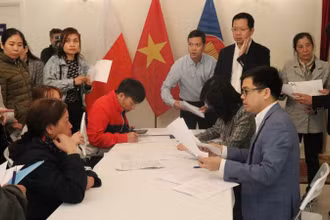 Đại sứ quán Việt Nam tại Ba Lan hỗ trợ bà con người Việt bị ảnh hưởng bởi vụ cháy Trung tâm thương mại Marywilska.