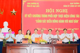 Tỉnh Bạc Liêu và Cảnh sát biển Việt Nam tại lễ ký kết.