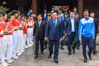 Chủ tịch Quốc hội Vương Đình Huệ cùng các đại biểu với các bạn đoàn viên, thanh niên tại Khu di tích Quốc gia đặc biệt Kim Liên. (Ảnh: Duy Linh)
