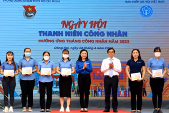 Tặng quà cho thanh niên công nhân có hoàn cảnh khó khăn.