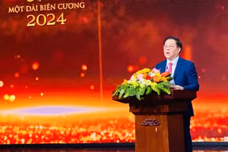 Đồng chí Nguyễn Trọng Nghĩa phát biểu tại buổi lễ.