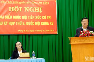 Đồng chí Phan Đình Trạc, Ủy viên Bộ Chính trị, Bí thư Trung ương Đảng, Trưởng Ban Nội chính Trung ương phát biểu ý kiến tại buổi tiếp xúc cử tri.