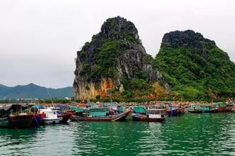 Tàu thuyền vào nơi tránh trú bão an toàn tại Cảng Cái Rồng, huyện Vân Đồn.