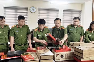 Công an xem xét các sản phẩm giả.
