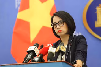 Người Phát ngôn Bộ Ngoại giao Phạm Thu Hằng trả lời câu hỏi của đại diện các cơ quan báo chí trong nước và quốc tế. (Ảnh: An Đăng/TTXVN)