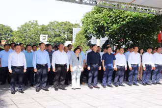 Phó Thủ tướng Trần Hồng Hà và các đại biểu tưởng niệm Tổng Bí thư Nguyễn Văn Cừ.