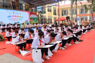 Các em học sinh hưởng ứng cuộc thi vẽ tranh.