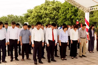 Lãnh đạo tỉnh Bắc Ninh dâng hương đồng chí Lê Quang Đạo.