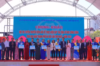 Ban Tổ chức tôn vinh những đội có thành tích xuất sắc tại Hội thi.