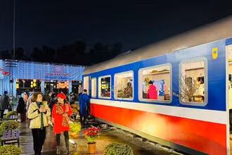 Du khách khám phá không gian "Chuyến tàu quê hương" tại chương trình.
