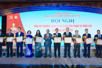 Phó Bí thư thường trực Thành ủy Hà Nội Nguyễn Văn Phong trao bằng khen cho các tập thể, cá nhân có thành tích trong triển khai Chương trình số 06-CTr/TU.