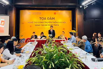 Các đại biểu trao đổi về những giải pháp đổi mới, phát huy giá trị nghề thủ công truyền thống.