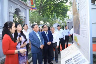 Các đại biểu tham quan trưng bày về Hoàng đế Lê Thái Tổ.