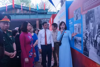 Các đại biểu tham quan triển lãm Con đường thống nhất tại Hoàng thành Thăng Long.