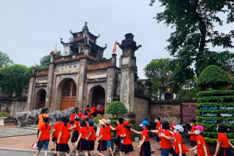 Các em học sinh đến học tập, tìm hiểu về di tích thành Cổ Loa.