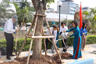 Các đại biểu tham gia chương trình Trồng cây hữu nghị.