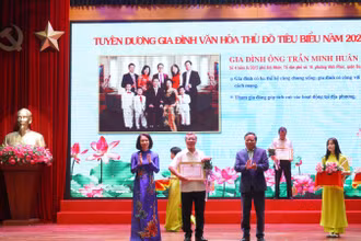 Hà Nội luôn chú trọng tuyên dương những gia đình văn hóa tiêu biểu nhằm lan tỏa nét đẹp văn hóa gia đình đến cộng đồng. (Ảnh: GIANG NAM)