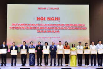 Phó Bí thư Thành ủy Nguyễn Văn Phong tuyên dương những tập thể, cá nhân có thành tích xuất sắc trong thực hiện Nghị quyết 33-NQ/TW.