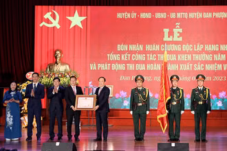 Lãnh đạo huyện Đan Phượng nhận Huân chương Độc lập hạng Nhì từ Chủ tịch Hội đồng nhân dân thành phố Hà Nội Nguyễn Ngọc Tuấn.