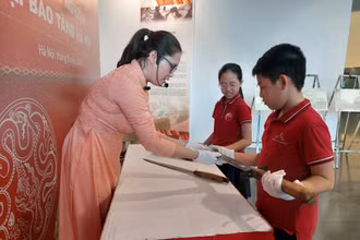 Các em học sinh được trực tiếp chạm vào những vũ khí đã được nhân dân ta sử dụng để giành chính quyền năm 1945. 