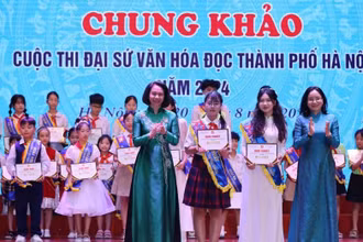 Ban Tổ chức trao giải thưởng Đại sứ Văn hóa đọc cho các em học sinh. 