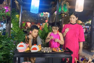 Các em nhỏ vui Trung thu trong Đêm hội Trăng rằm.
