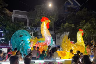 Các hoạt động tại phố đi bộ quanh Thành cổ Sơn Tây thu hút khách tham quan.