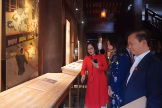 Các đại biểu tìm hiểu về truyền thống hiếu học, trọng hiền tài của nước ta thông qua các tài liệu trưng bày.