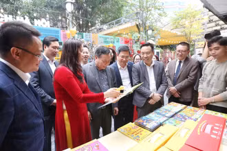 Các đại biểu tham quan hoạt động tại Phố sách Xuân Giáp Thìn.
