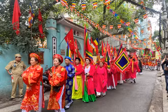Lễ rước truyền thống tại đền Kim Liên.