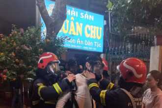 Lực lượng chức năng giải cứu nạn nhân vụ cháy.