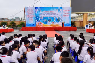 Các em học sinh được trang bị kiến thức về phòng, chống đuối nước khi hè về. 