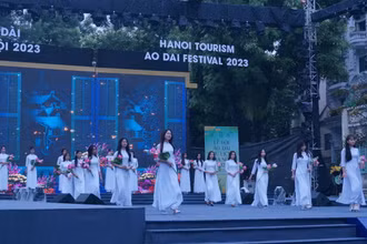 Thiếu nữ Hà thành duyên dáng trong tà áo dài trên sân khấu.