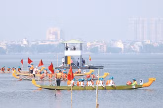 Các đội đua tranh tài trên hồ Tây tạo không khí sôi động.