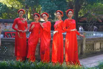 Các người mẫu trình diễn áo dài trong khuôn viên di tích Văn Miếu - Quốc Tử Giám.