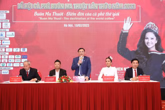 Đại diện Ban Tổ chức Lễ hội cà-phê trao đổi về các hoạt động trong lễ hội.