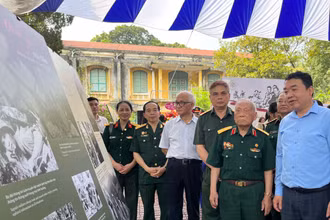 Các đại biểu cùng nhau ôn lại ký ức về đường Trường Sơn.