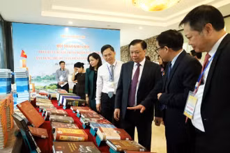 Đồng chí Đinh Tiến Dũng, Ủy viên Bộ Chính trị, Bí thư Thành ủy Hà Nội cùng các đại biểu tham quan trưng bày về văn hóa Hà Nội.