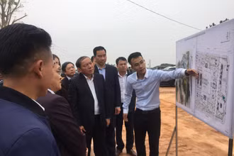 Bộ trưởng Văn hóa, Thể thao và Du lịch Nguyễn Văn Hùng nghe giới thiệu về dự án Khu lưu niệm danh nhân Nguyễn Trãi tại xã Nhị Khê, huyện Thường Tín, Hà Nội.