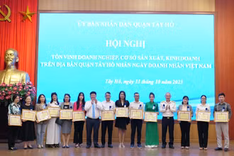 Quận Tây Hồ biểu dương những doanh nghiệp, doanh nhân tiêu biểu trên địa bàn.